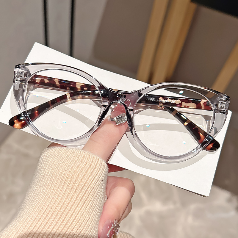 Fashionable and retro small-fr - Street Fashion Photography 评论和价格