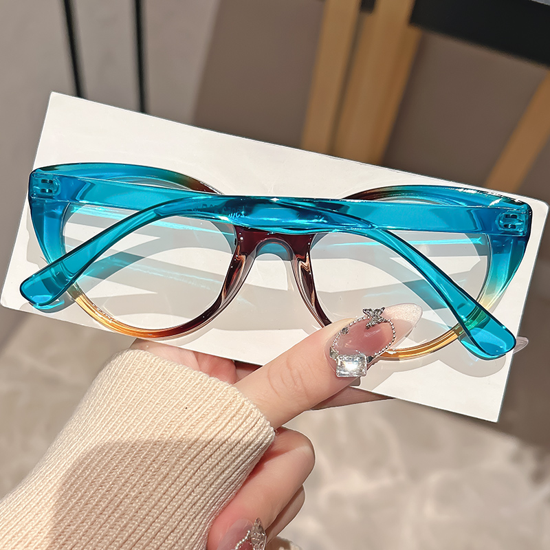 Fashionable and retro small-fr - Street Fashion Photography 评论和价格