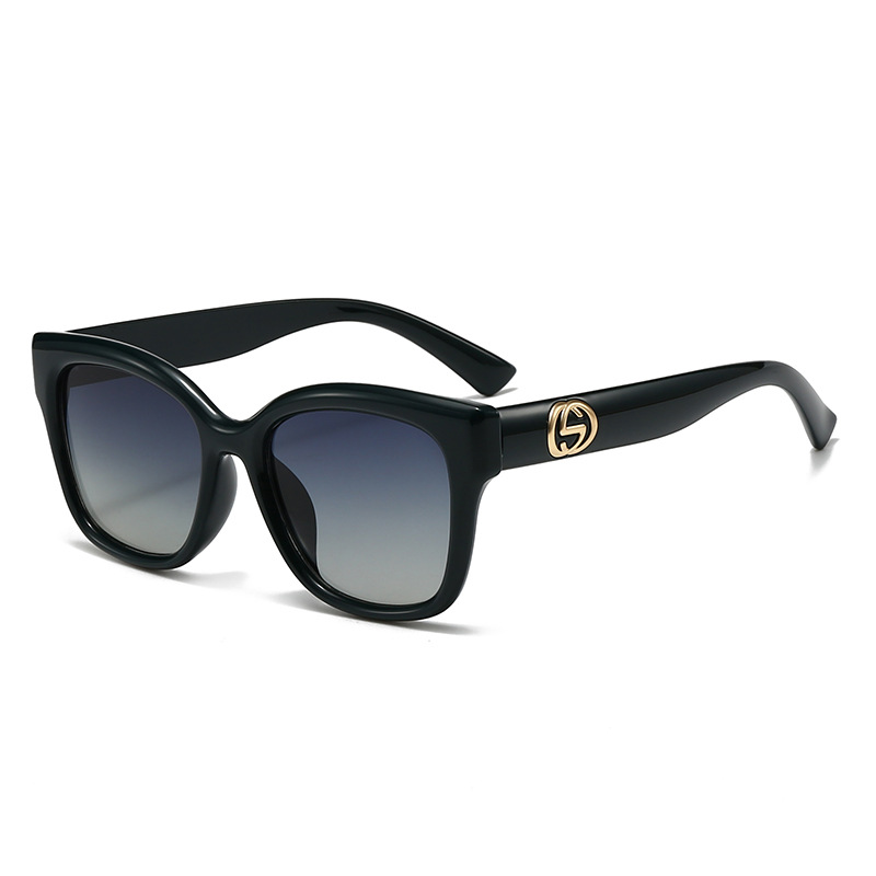 Retro Minimalist Solid Color F - Street Fashion Photography 评论和价格